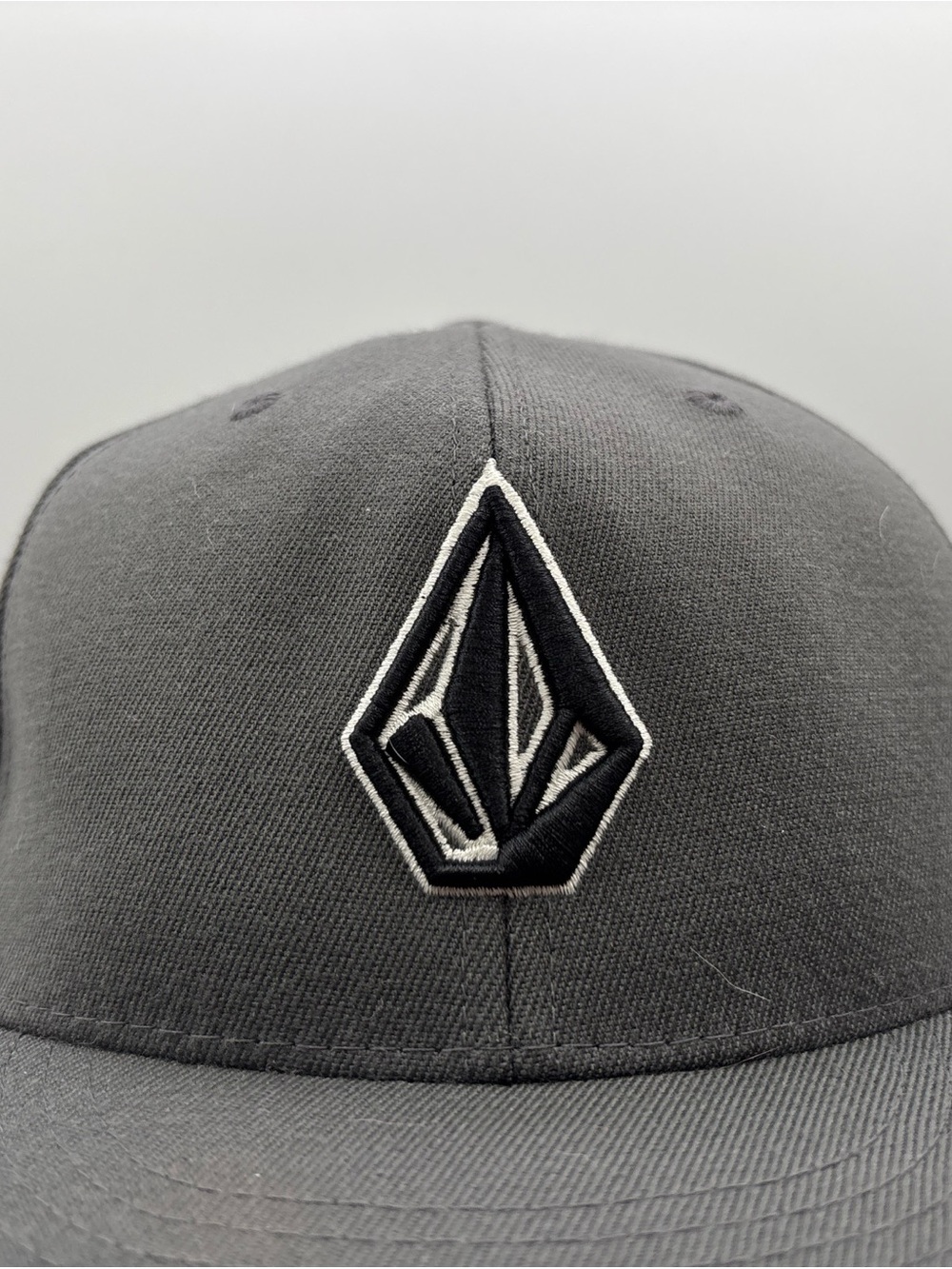Volcom 210 Fitted Hat Flexfit Men’s Grey S/M 6 7/8 - 7 1/4 Stone Logo Flat Bill - Picture 2 of 9